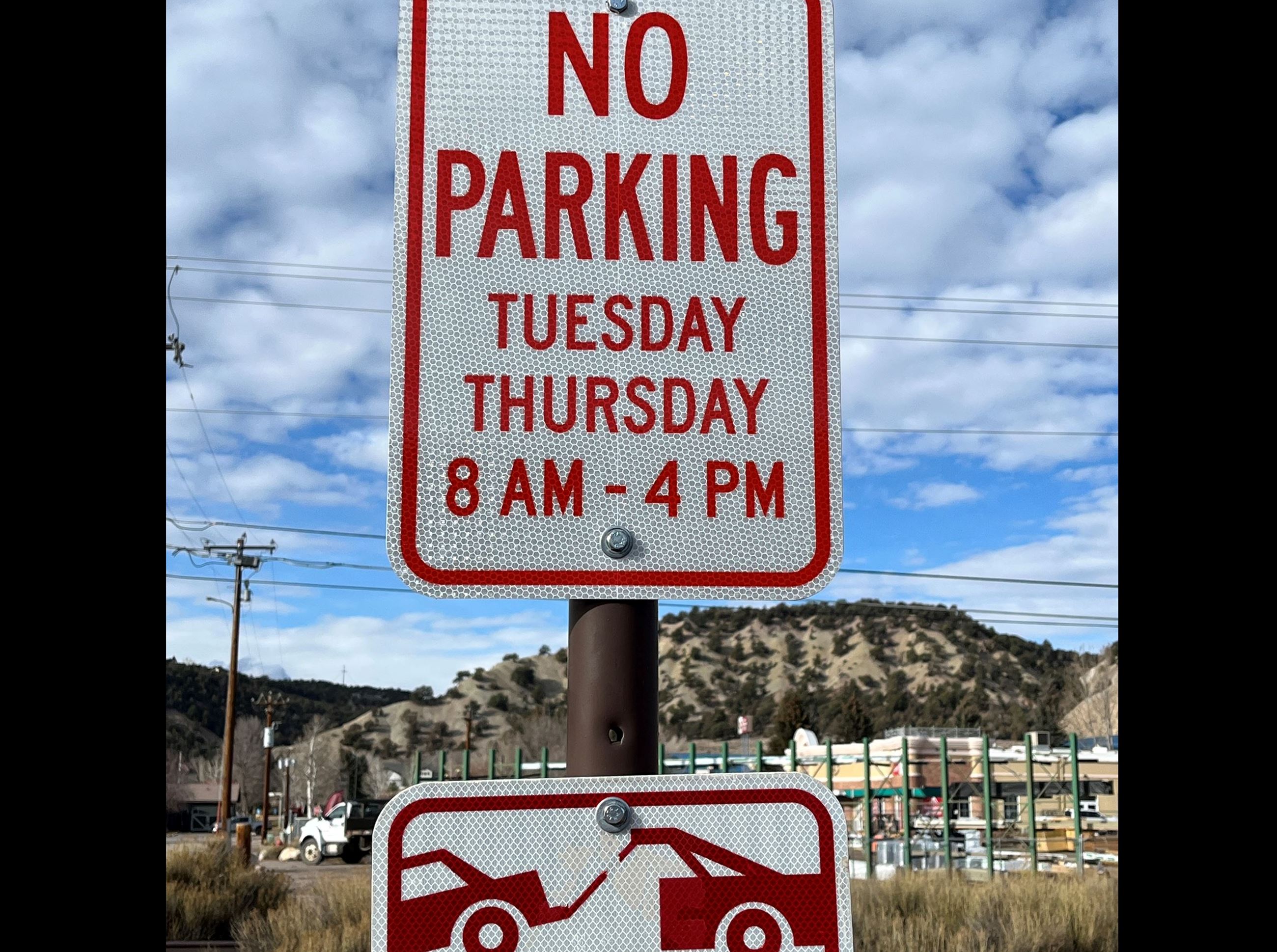 No Parking Sign on Nogal Road on Tuesday and Thursday from 8AM - 4PM